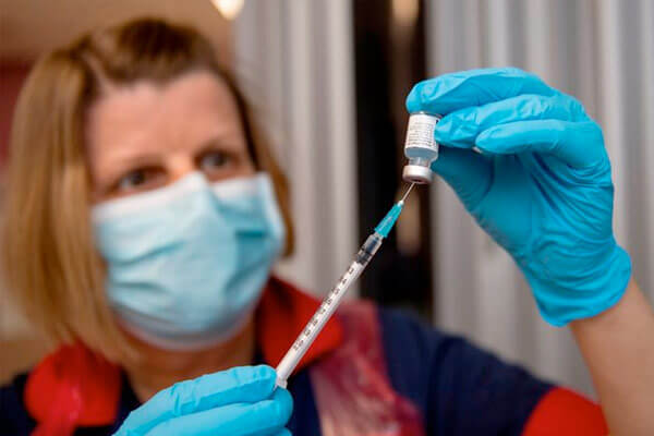 Países ricos estarían acaparando las vacunas contra COVID-19