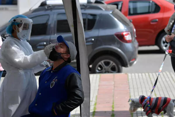 Colombia vuelve a endurecer restricciones ante hospitales acosados por pandemia