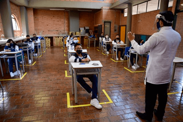 Es suficiente un metro de distancia en los colegios, según nueva guía de los CDC