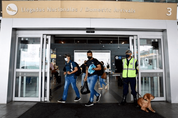 Colombia restringe la llegada de viajeros desde India