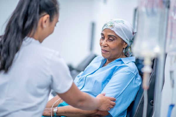 La combinación de ivosidenib con quimioterapia es una nueva opción para algunas personas con leucemia mieloide aguda