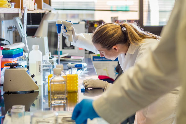 La Michael J. Fox Foundation y otras organizaciones ofrecen nueva esperanza para los pacientes de Parkinson